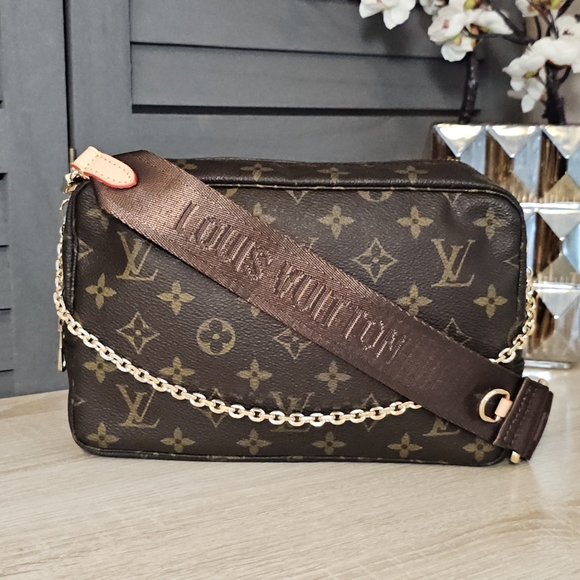 Authentic LOUIS VUITTON Trousse De Toilette 23 Crossbody Bag - Picture 13 of 13